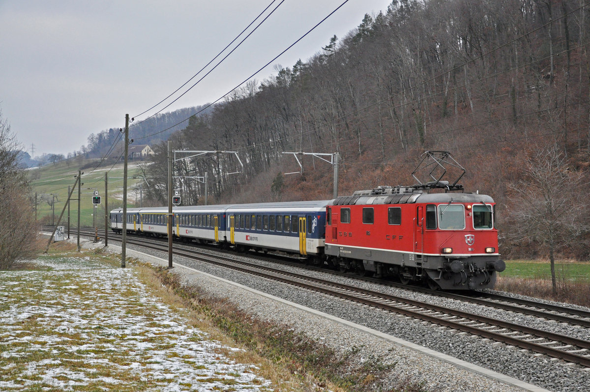Re 4/4 II 11135 fährt Richtung Bahnhof Tecknau. Die Aufnahme stammt vom 11.01.2021.