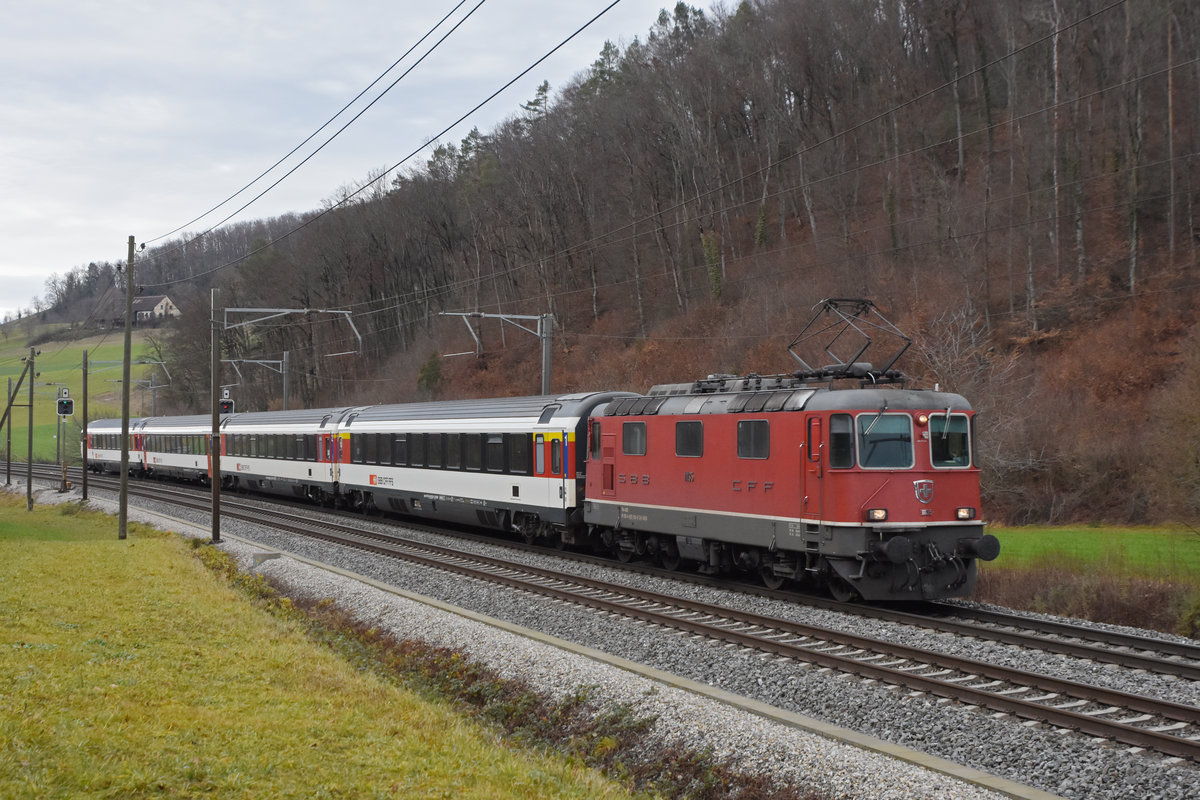 Re 4/4 II 11135 fährt Richtung Bahnhof Tecknau. Die Aufnahme stammt vom 23.12.2020.