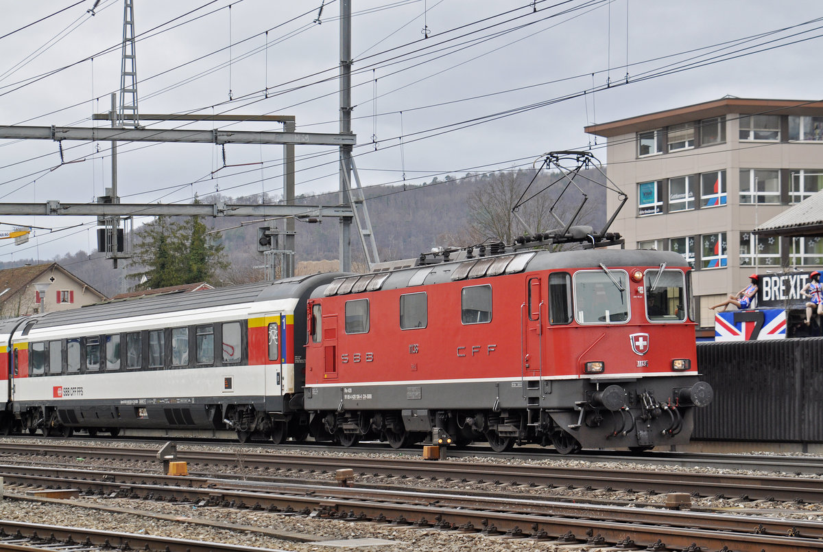 Re 4/4 II 11136 durchfährt den Bahnhof Sissach. Die Aufnahme stammt vom 06.03.2017.