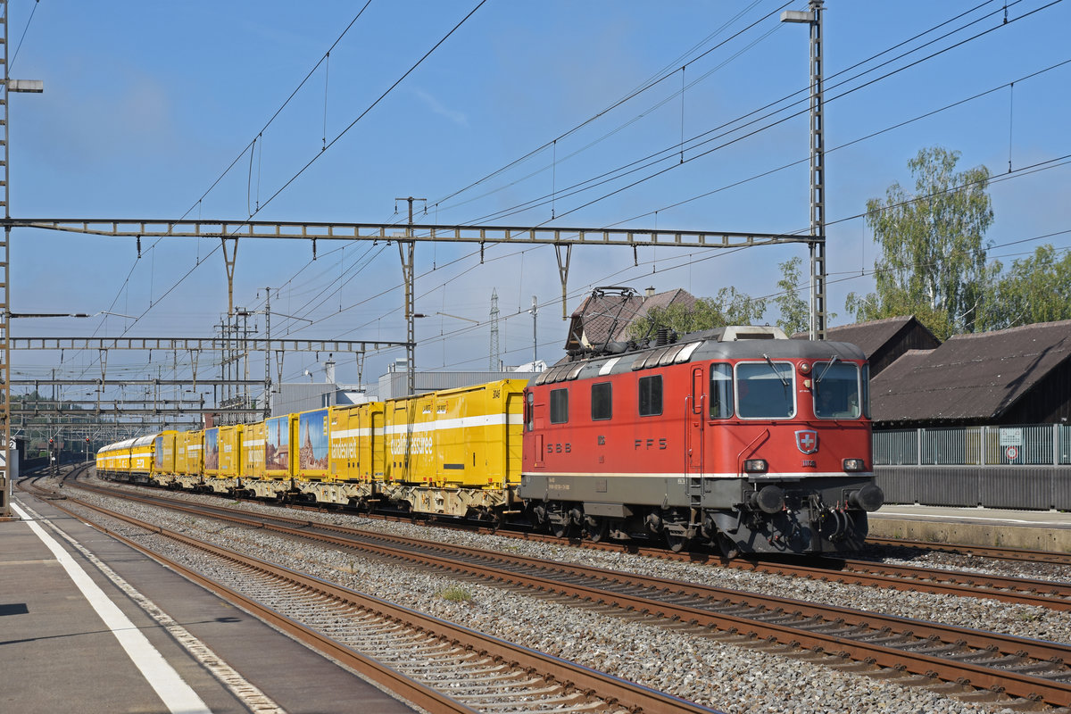 Re 4/4 II 11136 durchfährt den Bahnhof Rupperswil. Die Aufnahme stammt vom 03.09.2019.