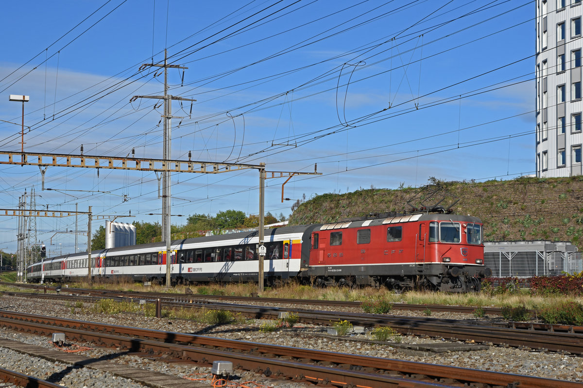 Re 4/4 II 11136 durchfährt den Bahnhof Pratteln. Die Aufnahme stammt vom 08.10.2020.