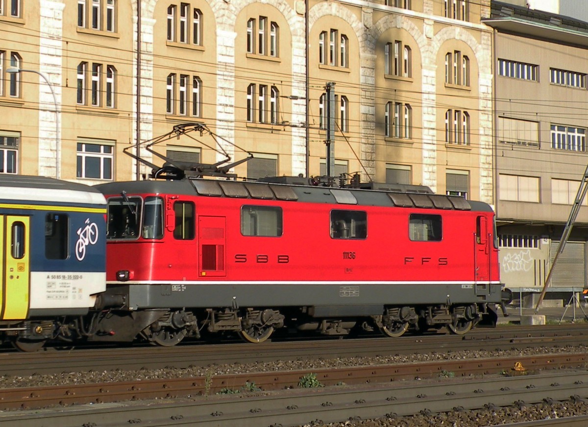 Re 4/4 II 11136 durchfährt den Bahnhof Pratteln. Die Aufnahme stammt vom 07.12.2013.