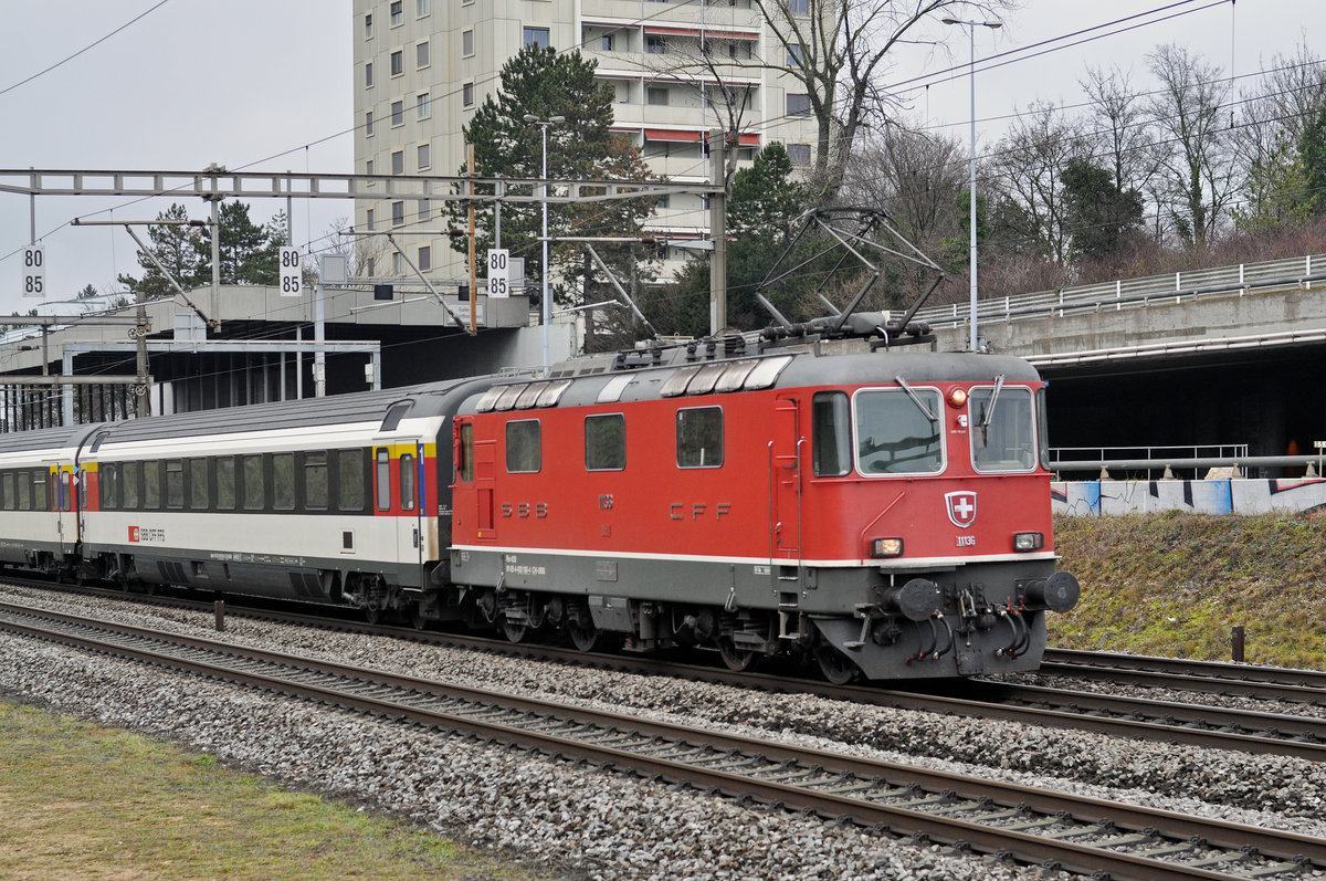 Re 4/4 II 11136 fährt Richtung Bahnhof Muttenz. Die Aufnahme stammt vom 20.12.2017.