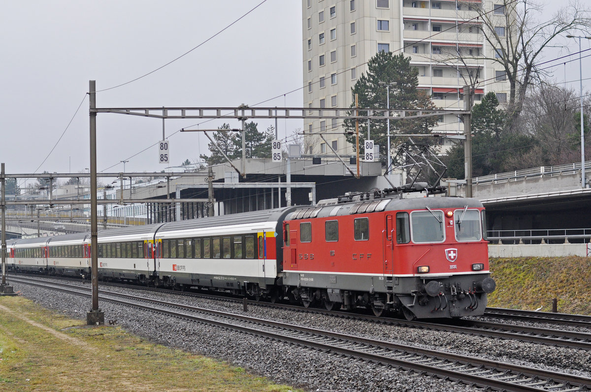 Re 4/4 II 11136 fährt Richtung Basel Muttenz. Die Aufnahme stammt vom 19.12.2017.
