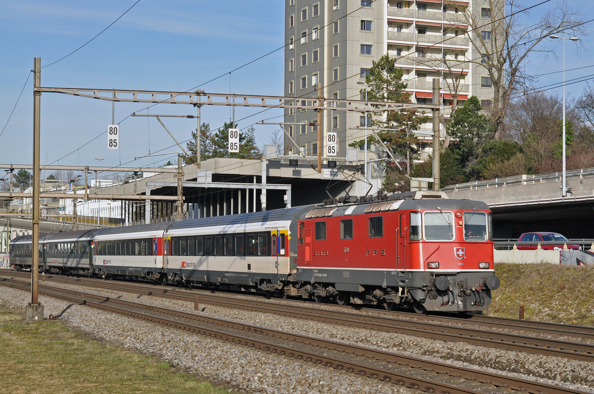 Re 4/4 II 11136 fährt Richtung Bahnhof Muttenz. Die Aufnahme stammt vom 25.01.2018.