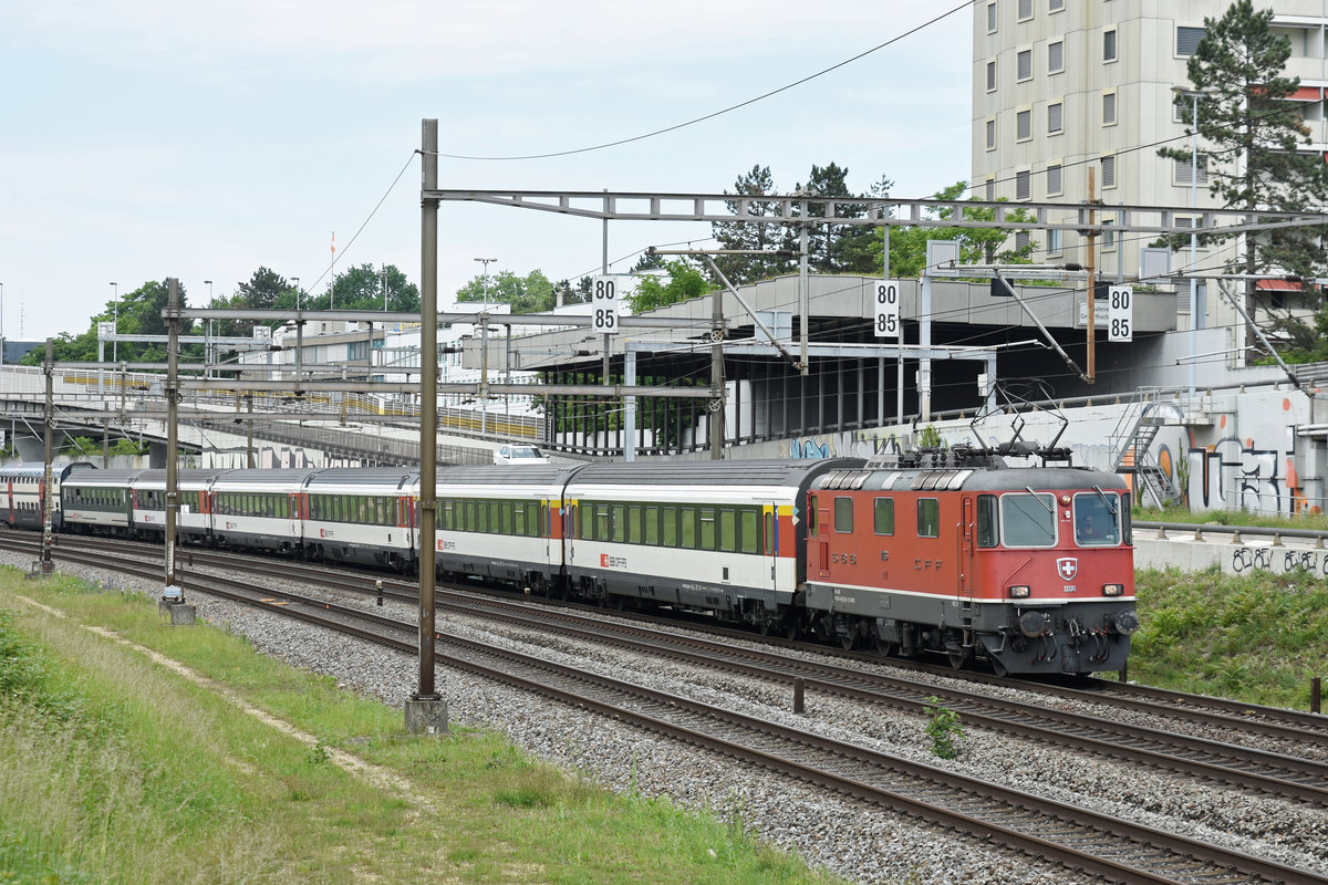 Re 4/4 II 11136 fährt Richtung Bahnhof Muttenz. Die Aufnahme stammt vom 21.05.2018.