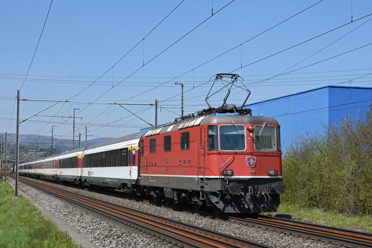 Re 4/4 II 11136 fährt Richtung Bahnhof Itingen. Die Aufnahme stammt vom 18.04.2019.