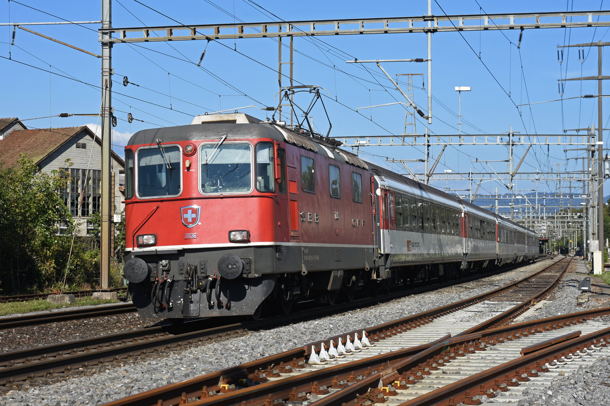 Re 4/4 II 11136 verlässt den Bahnhof Rheinfelden. Die Aufnahme stammt vom 15.09.2018.
