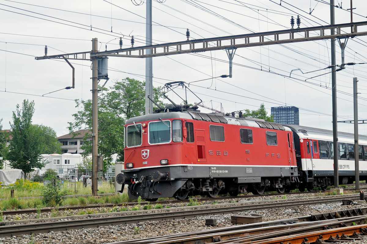 Re 4/4 II 11138 durchfährt den Bahnhof Pratteln. Die Aufnahme stammt vom 21.08.2017.