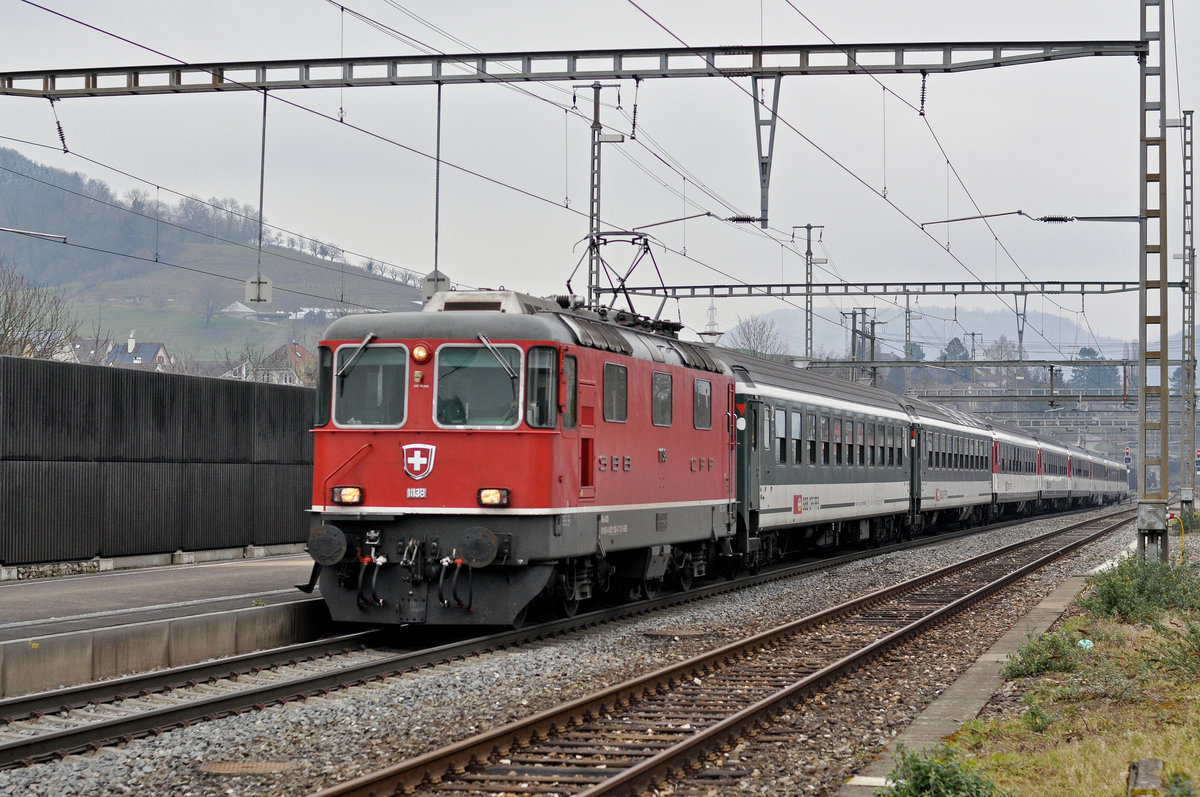 Re 4/4 II 11138 durchfährt den Bahnhof Gelterkinden. Die Aufnahme stammt vom 19.02.2018.