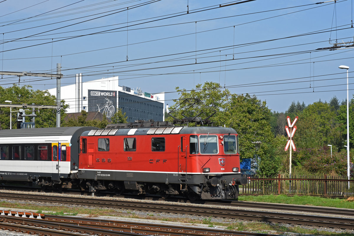 Re 4/4 II 11138 durchfährt den Bahnhof Pratteln. Die Aufnahme stammt vom 11.09.2019.