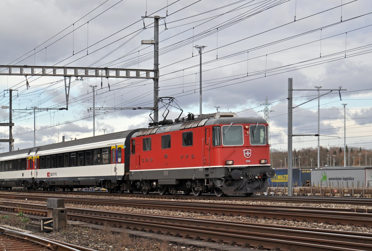 Re 4/4 II 11138 durchfährt den Bahnhof Muttenz. Die Aufnahme stammt vom 15.01.2016.