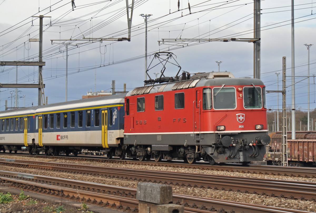 Re 4/4 II 11138 durchfährt den Bahnhof Muttenz. Die Aufnahme stammt vom 08.02.2016.