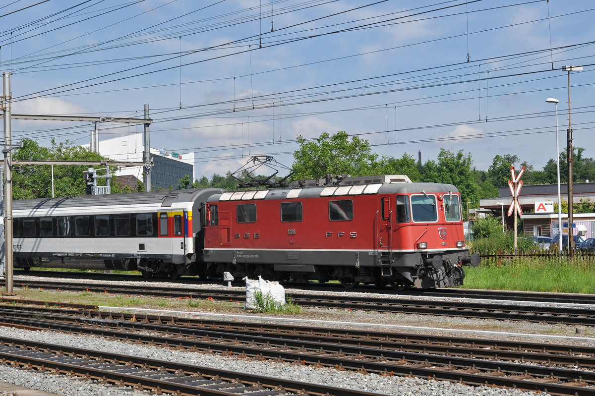 Re 4/4 II 11138 durchfährt den Bahnhof Pratteln. Die Aufnahme stammt vom 20.06.2016.