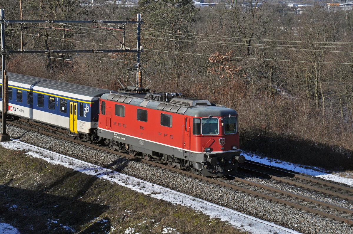 Re 4/4 II 11138 hat den Bahnhof Kaiseraugst durchfahren und fährt Richtung Bahnhof Rheinfelden. Die Aufnahme stammt vom 06.01.2017.