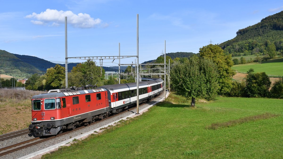Re 4/4 II 11138 mit dem Interregio nach Basel SBB kurz vor dem nächsten Halt in Frick AG, aufgenommen am 10.09.2020.