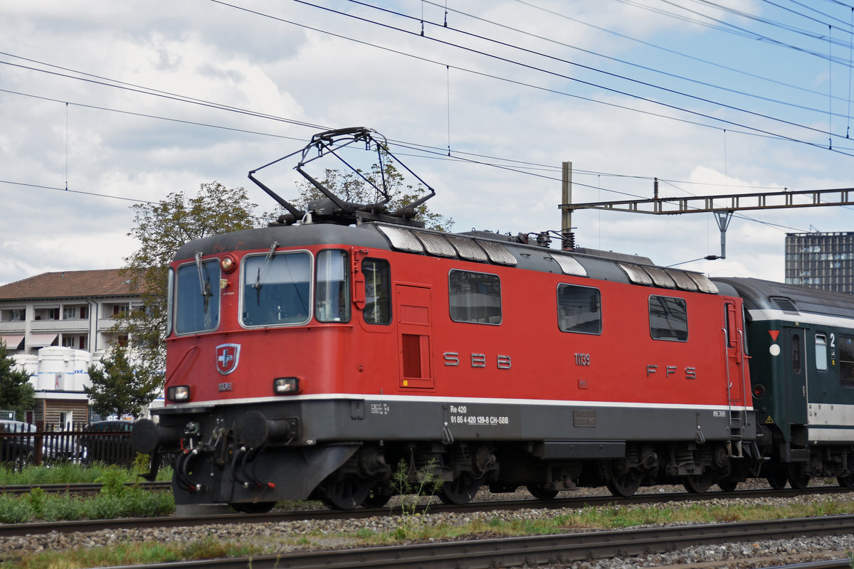 Re 4/4 II 11139 durchfährt den Bahnhof Pratteln. Die Aufnahme stammt vom 26.04.2018.