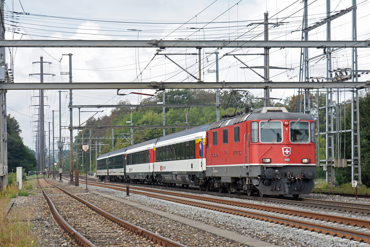 Re 4/4 II 11139 durchfährt den Bahnhof Möhlin. Die Aufnahme stammt vom 03.09.2018.