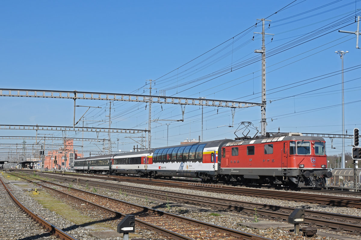 Re 4/4 II 11139 durchfährt den Bahnhof Muttenz. Die Aufnahme stammt vom 16.03.2020.