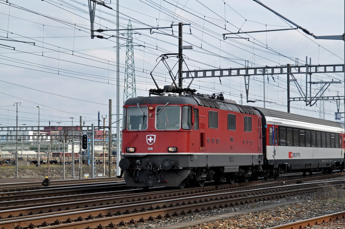 Re 4/4 II 11139 durchfährt den Bahnhof Muttenz. Die Aufnahme stammt vom 18.02.2016.