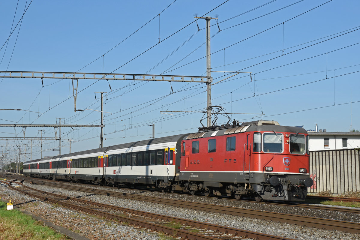 Re 4/4 II 11139 fährt beim Bahnhof Rheinfelden ein. Die Aufnahme stammt vom 11.09.2018.