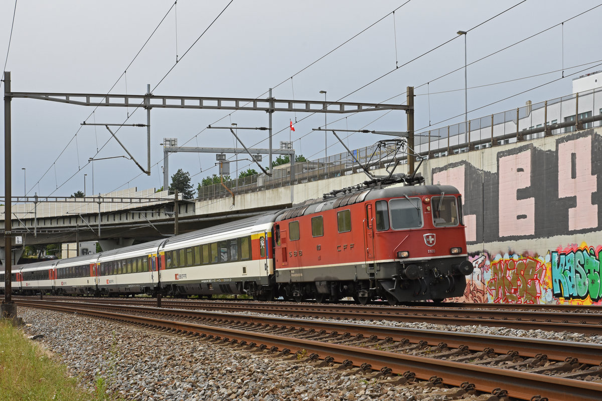 Re 4/4 II 11139 fährt Richtung Bahnhof Muttenz. Die Aufnahme stammt vom 14.06.2019.