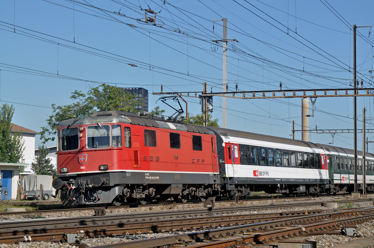 Re 4/4 II 11140 durchfährt den Bahnhof Pratteln. Die Aufnahme stammt vom 21.09.2017.