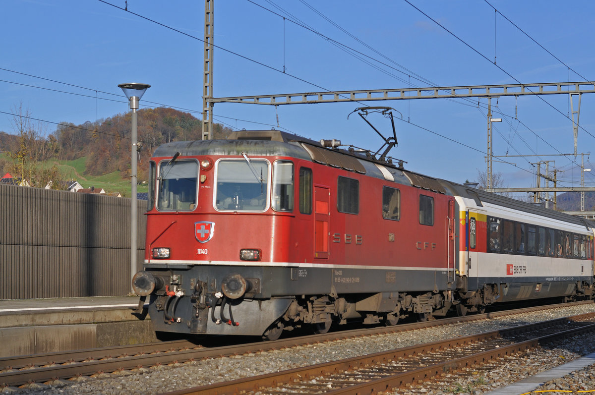 Re 4/4 II 11140 durchfährt den Bahnhof Gelterkinden. Die Aufnahme stammt vom 14.11.2017.