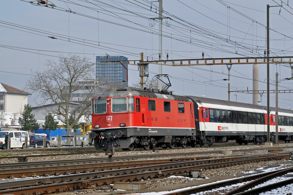 Re 4/4 II 11140 durchfährt den Bahnhof Pratteln. Die Aufnahme stammt vom 01.03.2018.