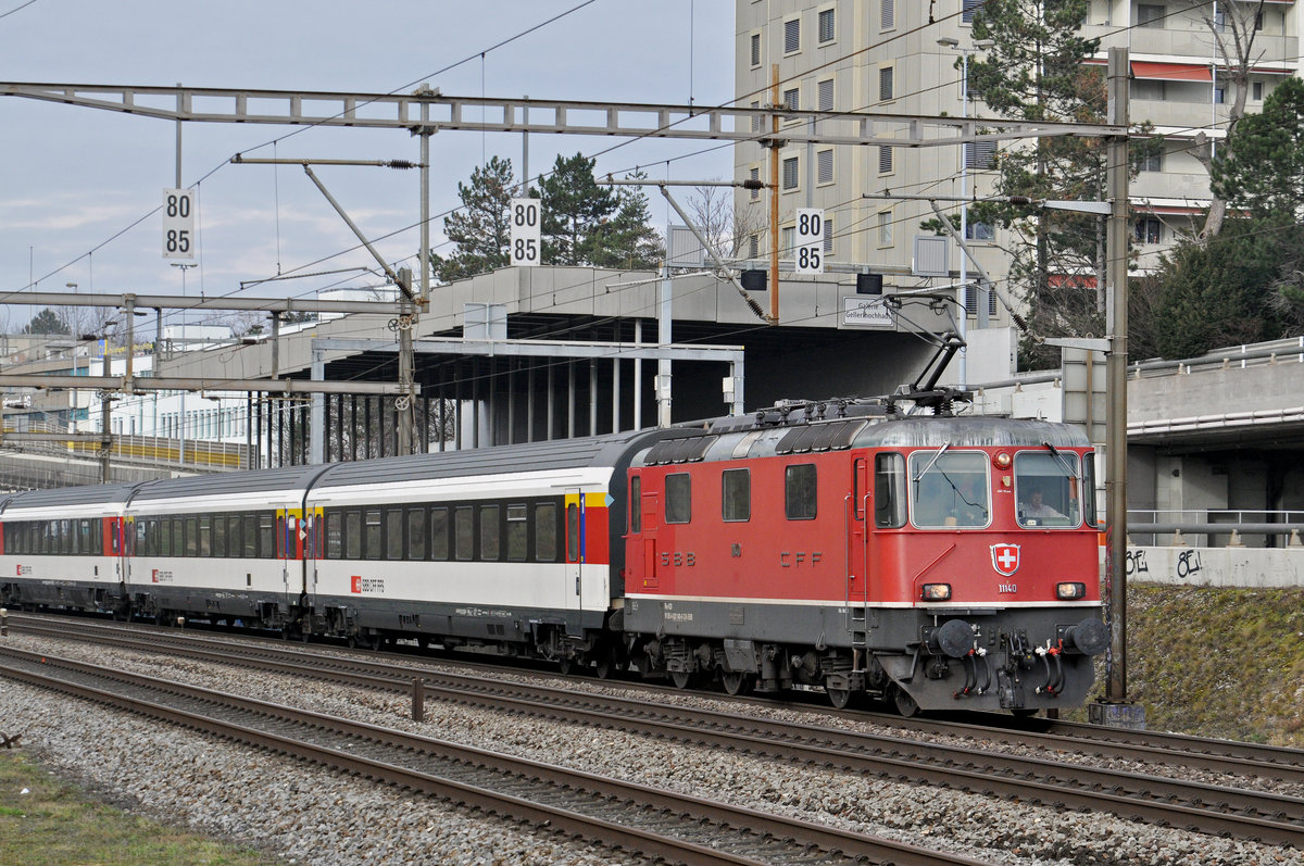 Re 4/4 II 11140 fährt Richtung Bahnhof Muttenz. Die Aufnahme stammt vom 15.01.2018.