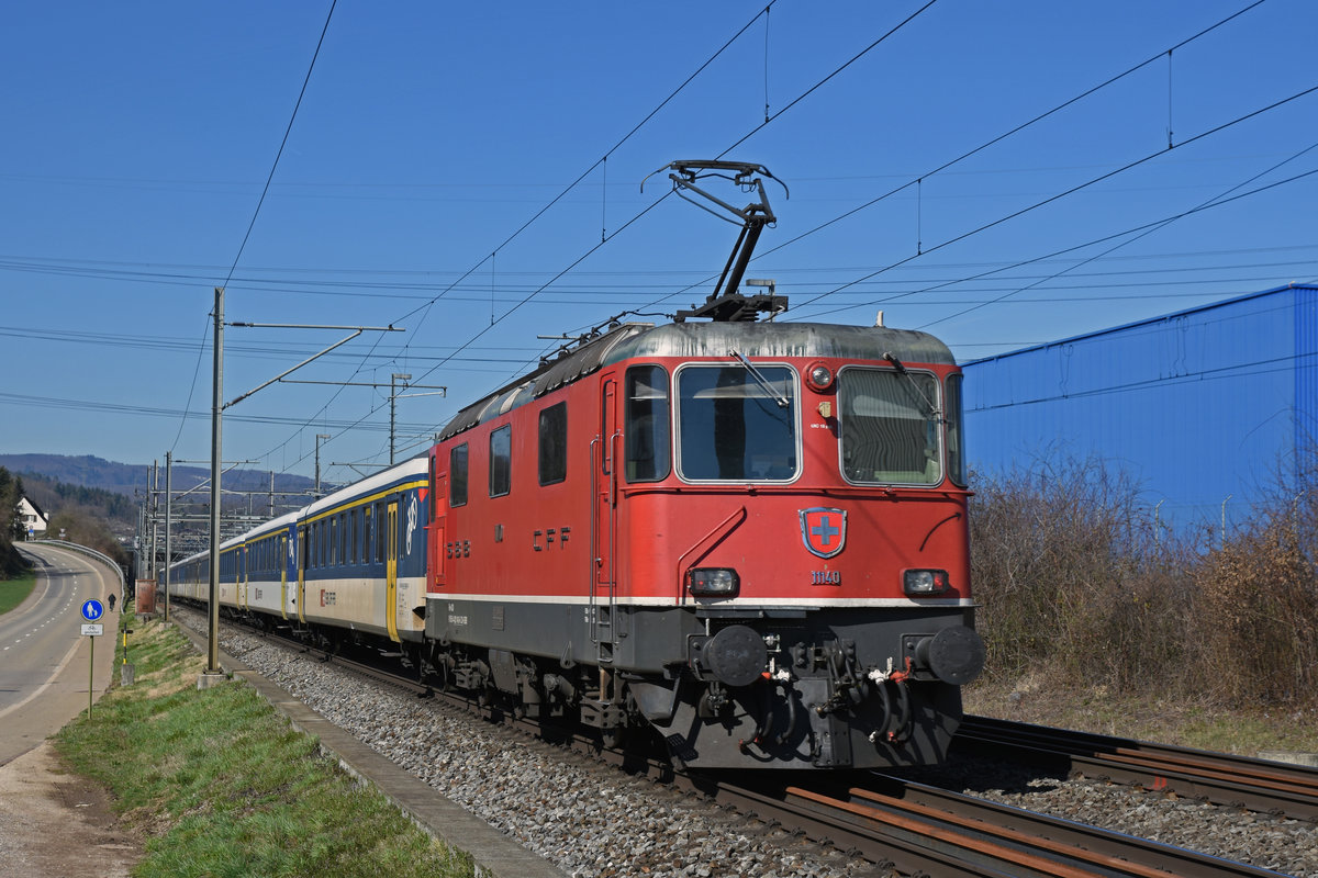 Re 4/4 II 11140 fährt Richtung Bahnhof Lausen. Die Aufnahme stammt vom 21.03.2019.