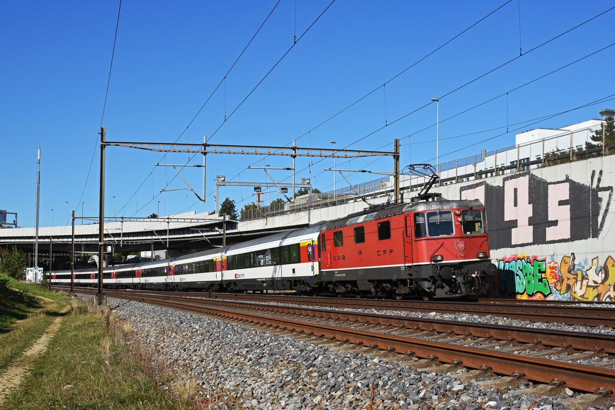 Re 4/4 II 11140 fährt Richtung Bahnhof Muttenz. Die Aufnahme stammt vom 16.10.2019.