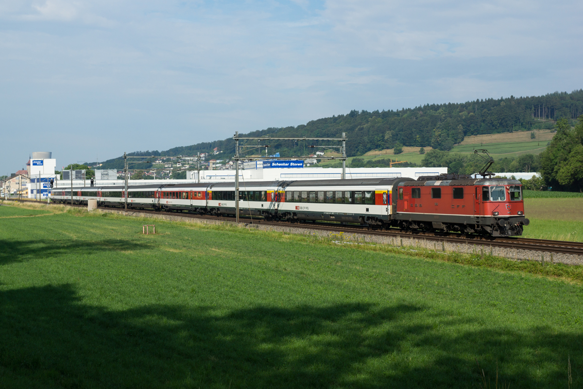 Re 4/4 II 11140 zieht am 28.06.2014 den IR 1817 von Basel SBB Richtung Zürich HB, aufgenommen bei Schönenwerd.