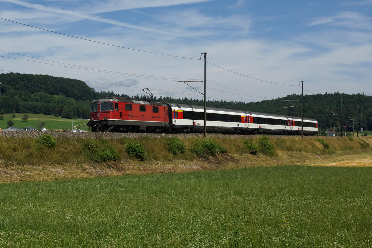 Re 4/4 II 11140 zieht am 06.07.2014 den IC 183 von Schaffhausen Richtung Zürich HB, aufgenommen bei Rafz.