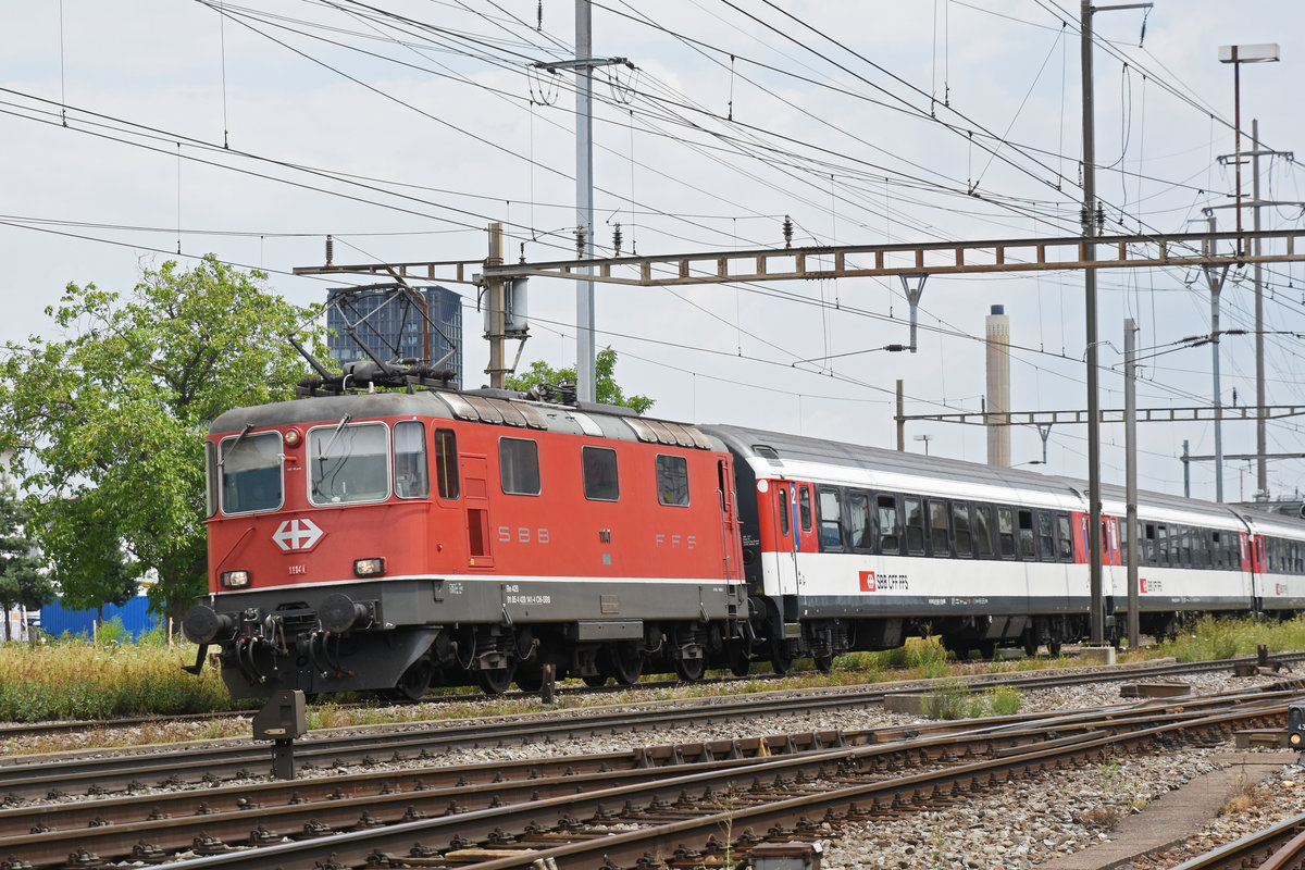 Re 4/4 II 11141 durchfährt den Bahnhof Pratteln. Die Aufnahme stammt vom 07.07.2018.