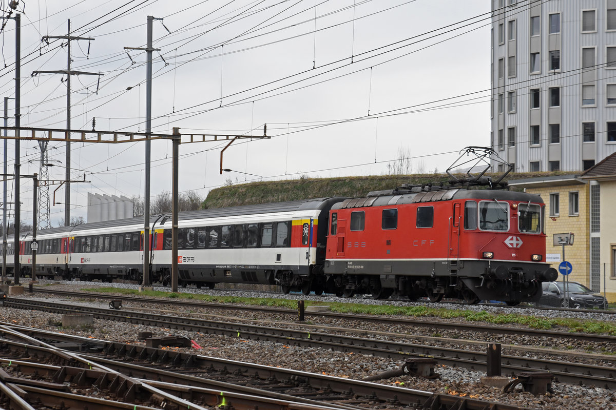 Re 4/4 II 11141 durchfährt den Bahnhof Pratteln. Die Aufnahme stammt vom 06.03.2019.