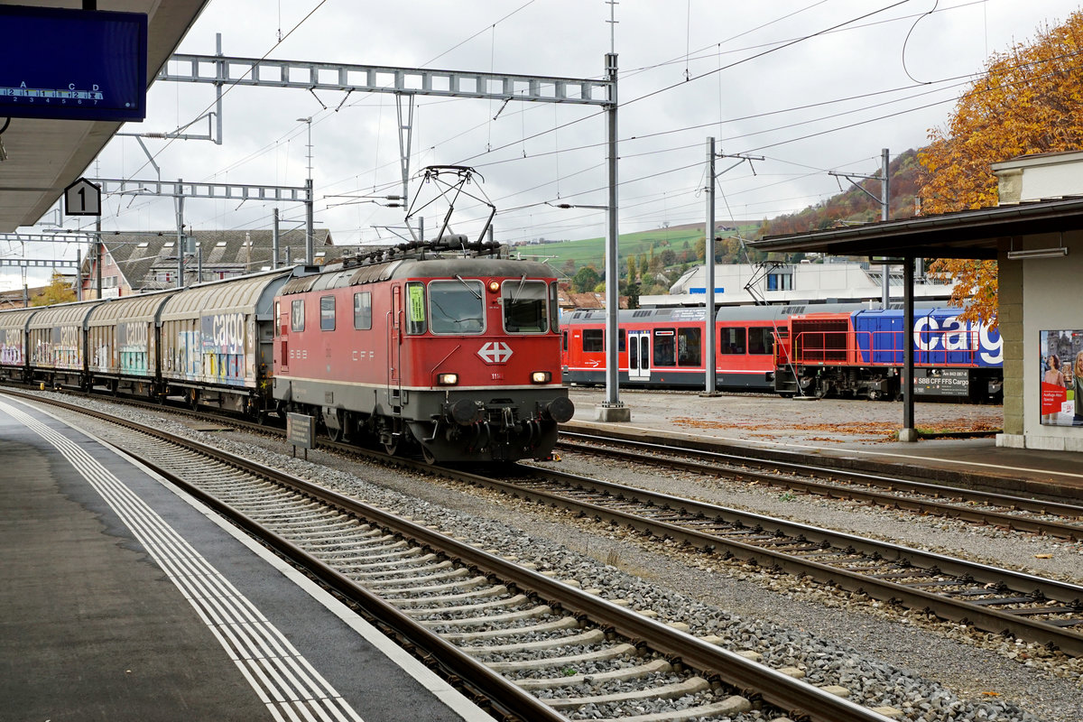 Re 4/4 II 11141, ehemals Swiss Express, im Güterverkehr.
Noch in ihren alten Tagen wechselte diese Exotin von SBB Personenverkehr zu SBB Cargo National.
Beim Zwischenhalt in Oensingen vom 28. Oktober 2020.
Foto: Walter Ruetsch