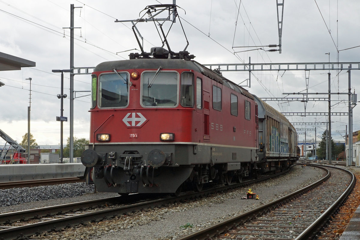 Re 4/4 II 11141, ehemals Swiss Express, im Güterverkehr.
Noch in ihren alten Tagen wechselte diese Exotin von SBB Personenverkehr zu SBB Cargo National.
Beim Zwischenhalt in Oensingen vom 28. Oktober 2020.
Foto: Walter Ruetsch