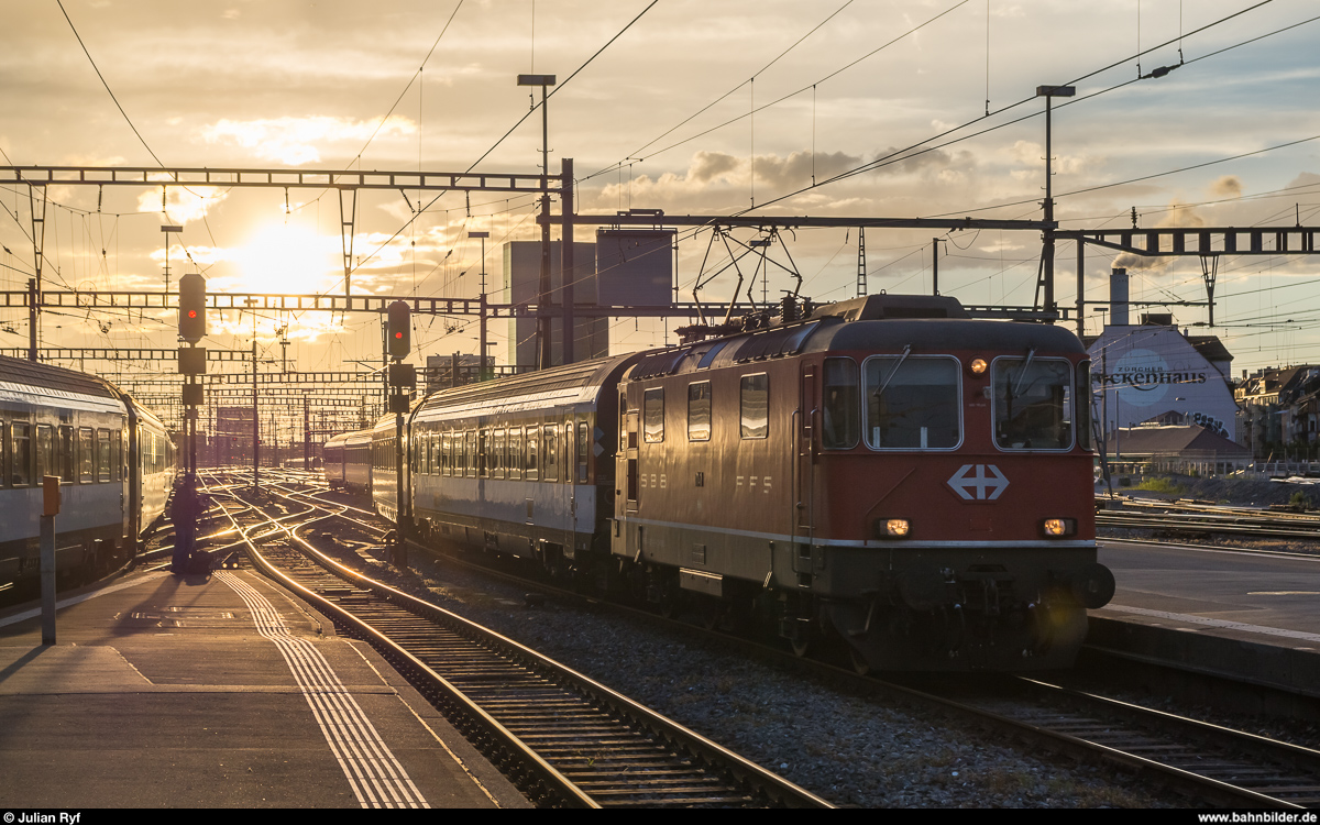 Re 4/4 II 11141 (ex-Swiss-Express) erreicht am Abend des 14. Mai 2017 Zürich HB.