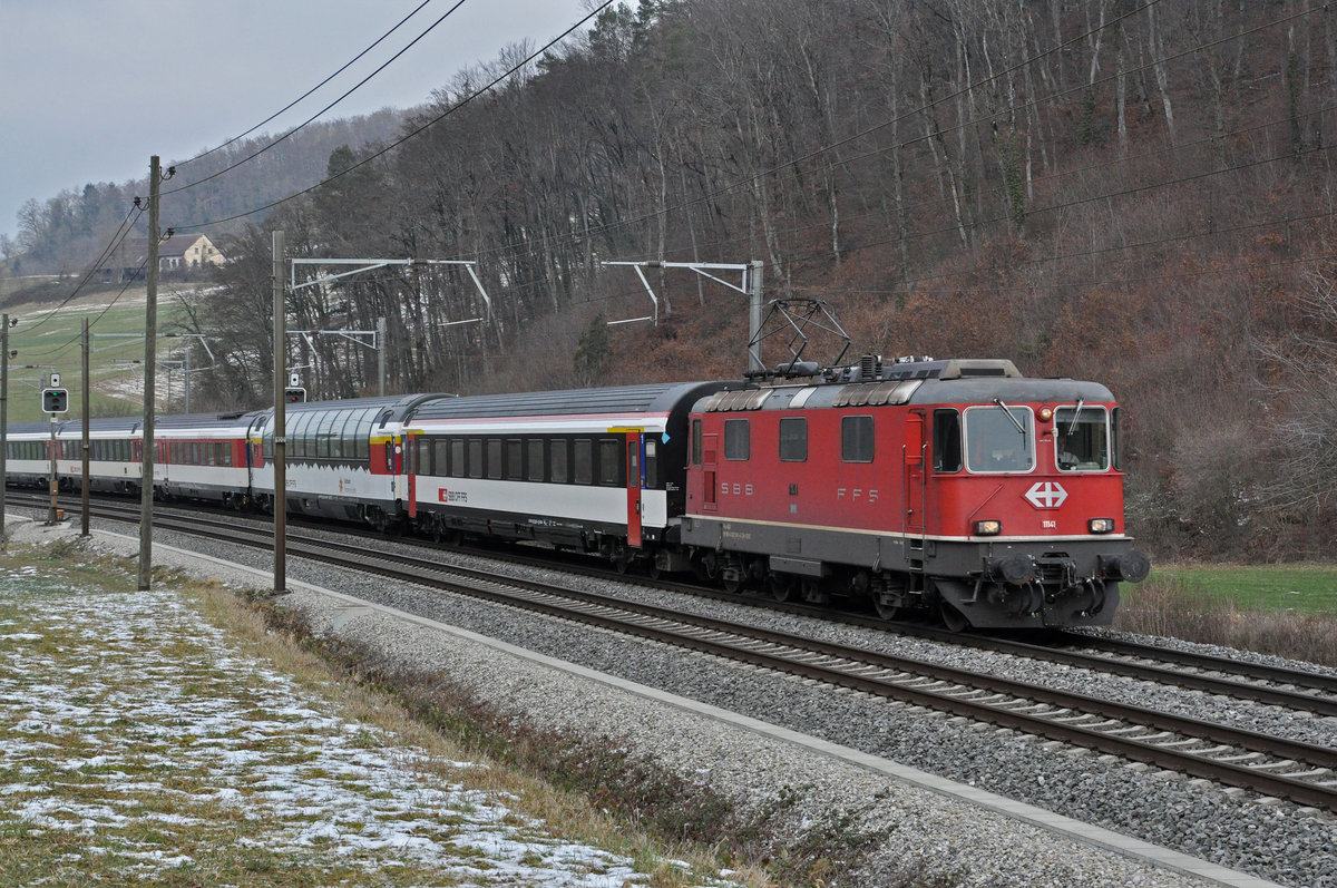 Re 4/4 II 11141 fährt Richtung Bahnhof Tecknau. Die Aufnahme stammt vom 11.01.2021.