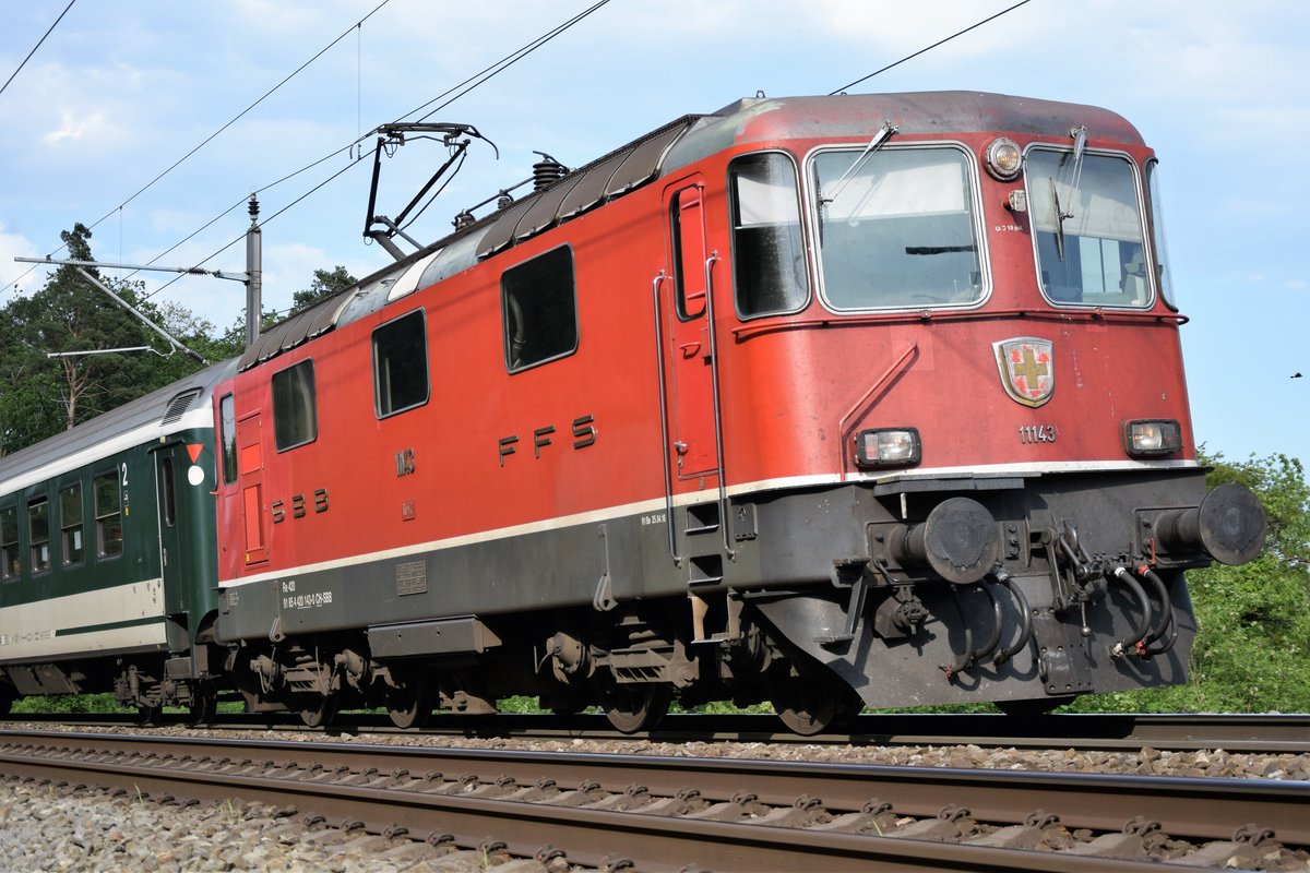 Re 4/4 II 11143 ist am 07.06.2019 mit einem Interregio bei Schinznach-Dorf unterwegs nach Basel.