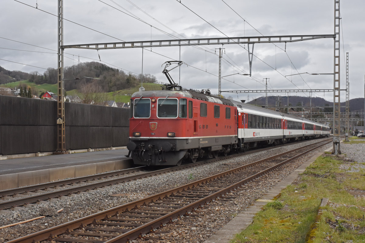 Re 4/4 II 11143 durchfährt den Bahnhof Gelterkinden. Die Aufnahme stammt vom 11.03.2020.