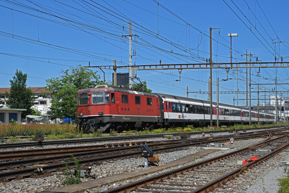 Re 4/4 II 11143 durchfährt den Bahnhof Pratteln. Die Aufnahme stammt vom 12.06.2020.