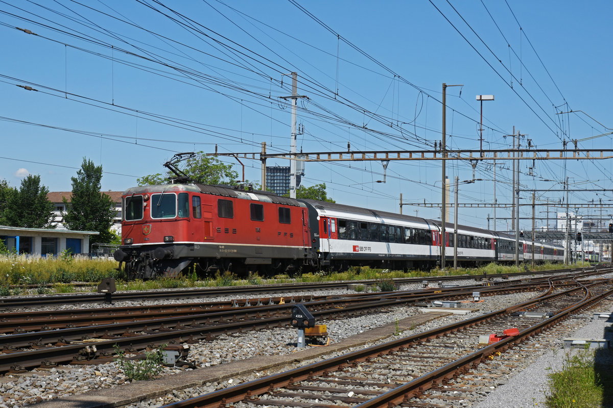 Re 4/4 II 11143 durchfährt den Bahnhof Pratteln. Die Aufnahme stammt vom 25.06.2020.