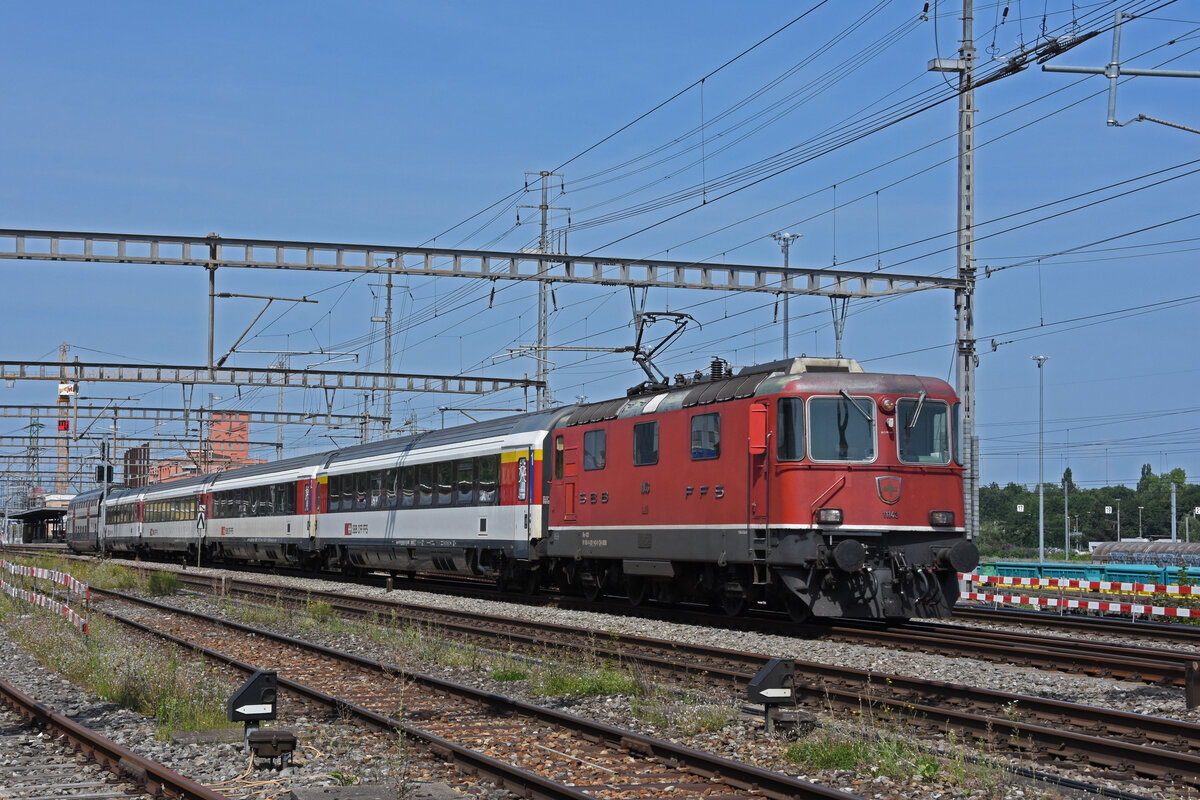Re 4/4 II 11143 durchfährt den Bahnhof Muttenz. Die Aufnahme stammt vom 13.08.2021.