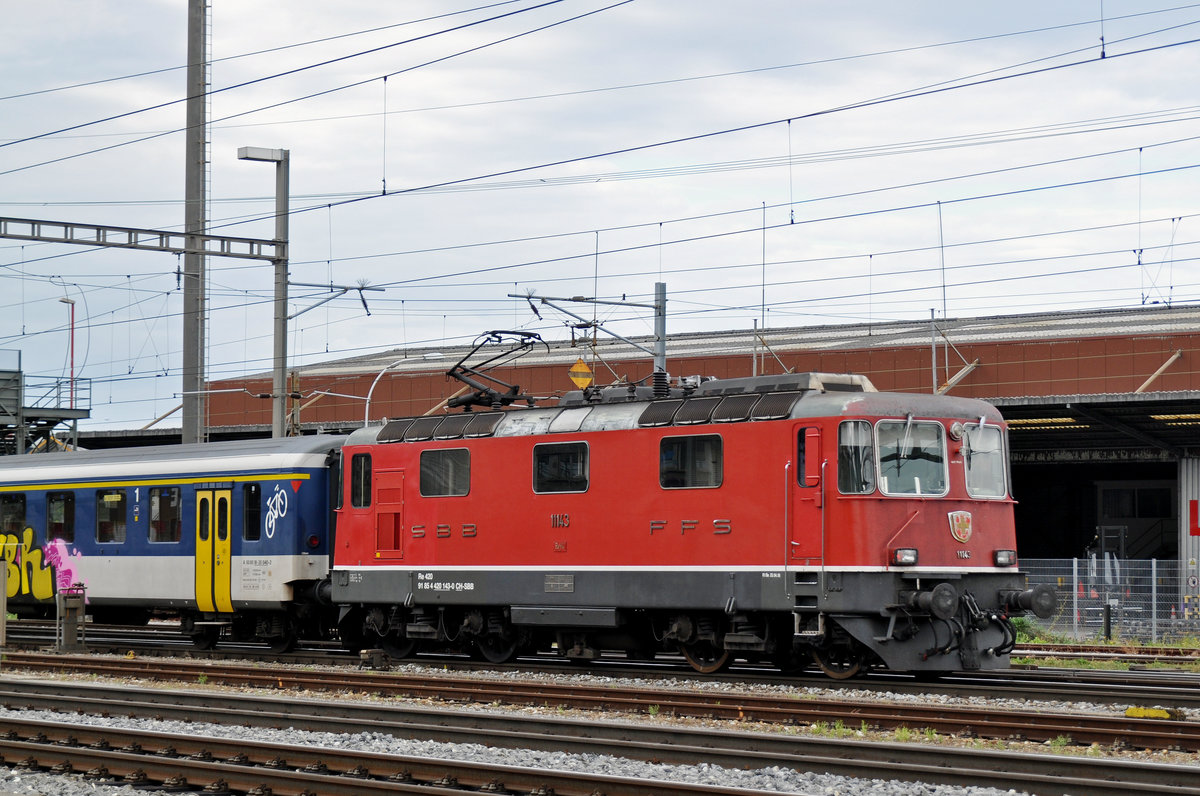 Re 4/4 II 11143 durchfährt den Bahnhof Pratteln. Die Aufnahme stammt vom 16.09.2016.