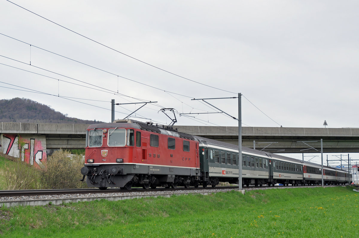 Re 4/4 II 11143 fährt Richtung Bahnhof Itingen. Die Aufnahme stammt vom 14.04.2018.