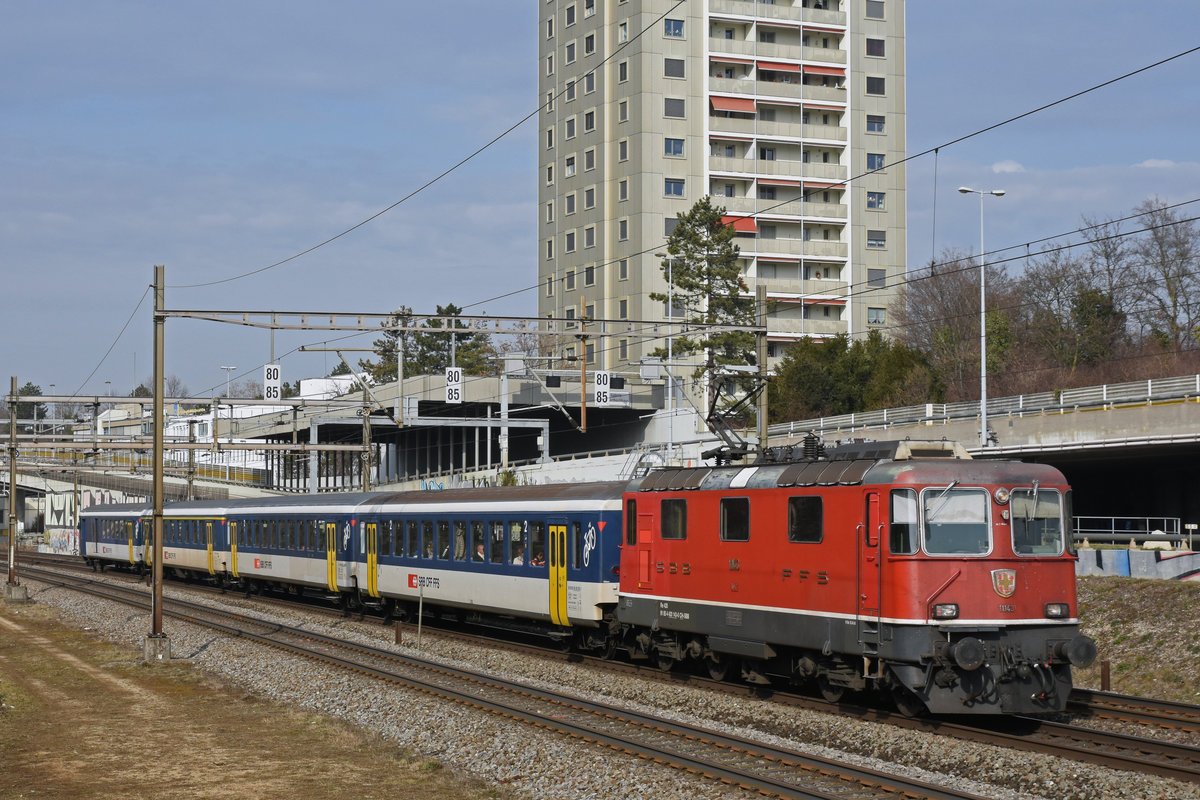 Re 4/4 II 11143 fährt Richtung Bahnhof Muttenz. Die Aufnahme stammt vom 19.02.2019.