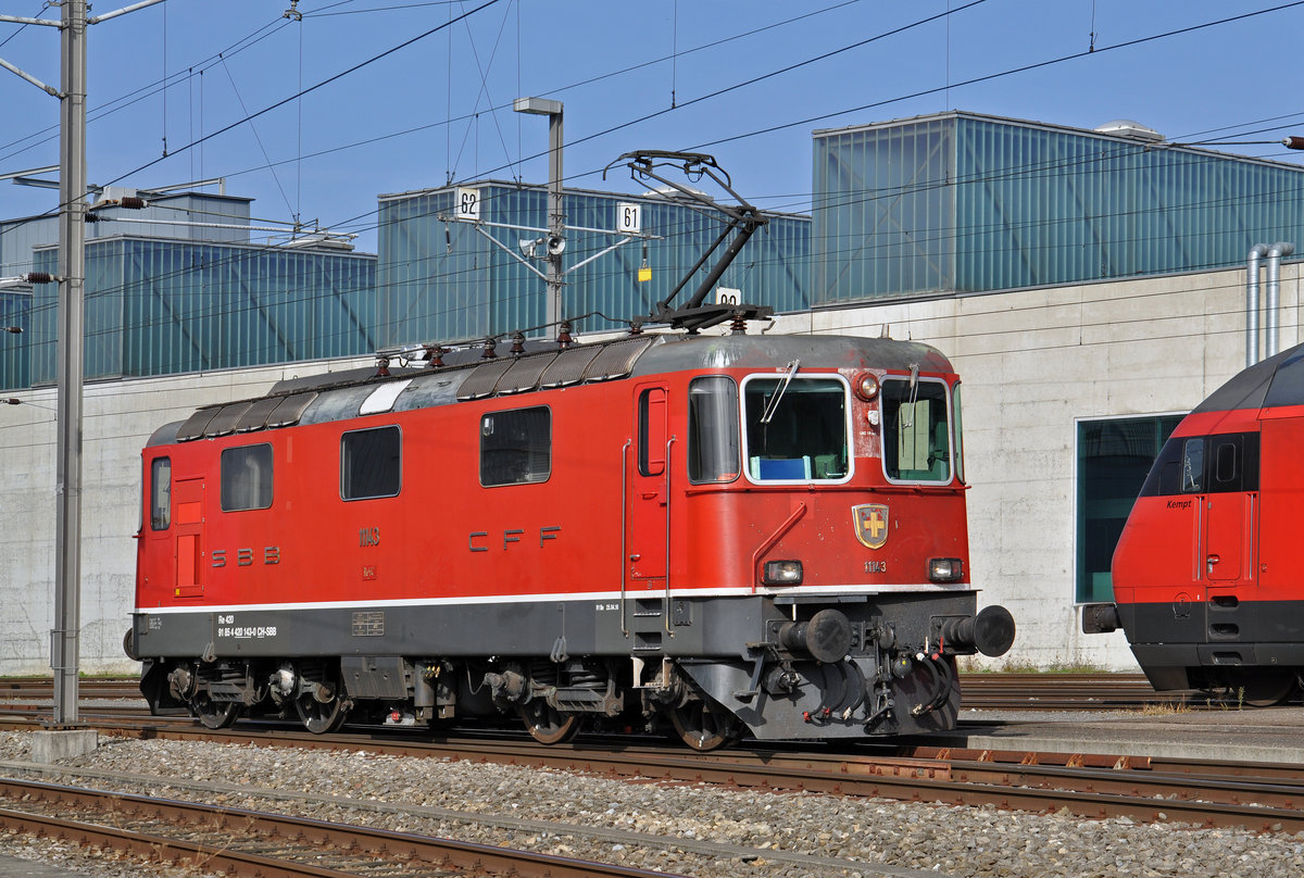 Re 4/4 II 11143 steht vor dem Lok Depot beim Bahnhof SBB. Die Aufnahme stammt wurde von einer Strasse aus, am 28.10.2016 gemacht.