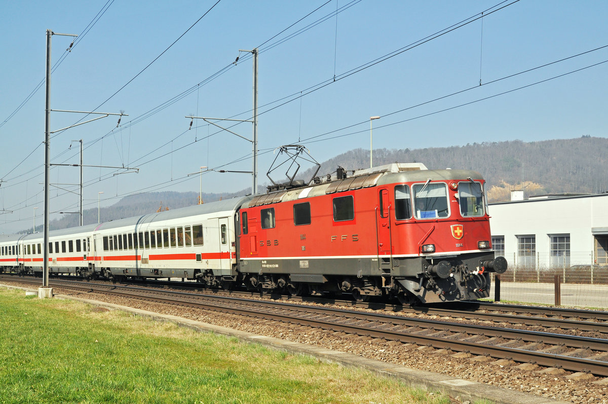 Re 4/4 II 11144, befindet sich kurz vor dem Bahnhof Sissach. Die Aufnahme stammt vom 16.03.2017.